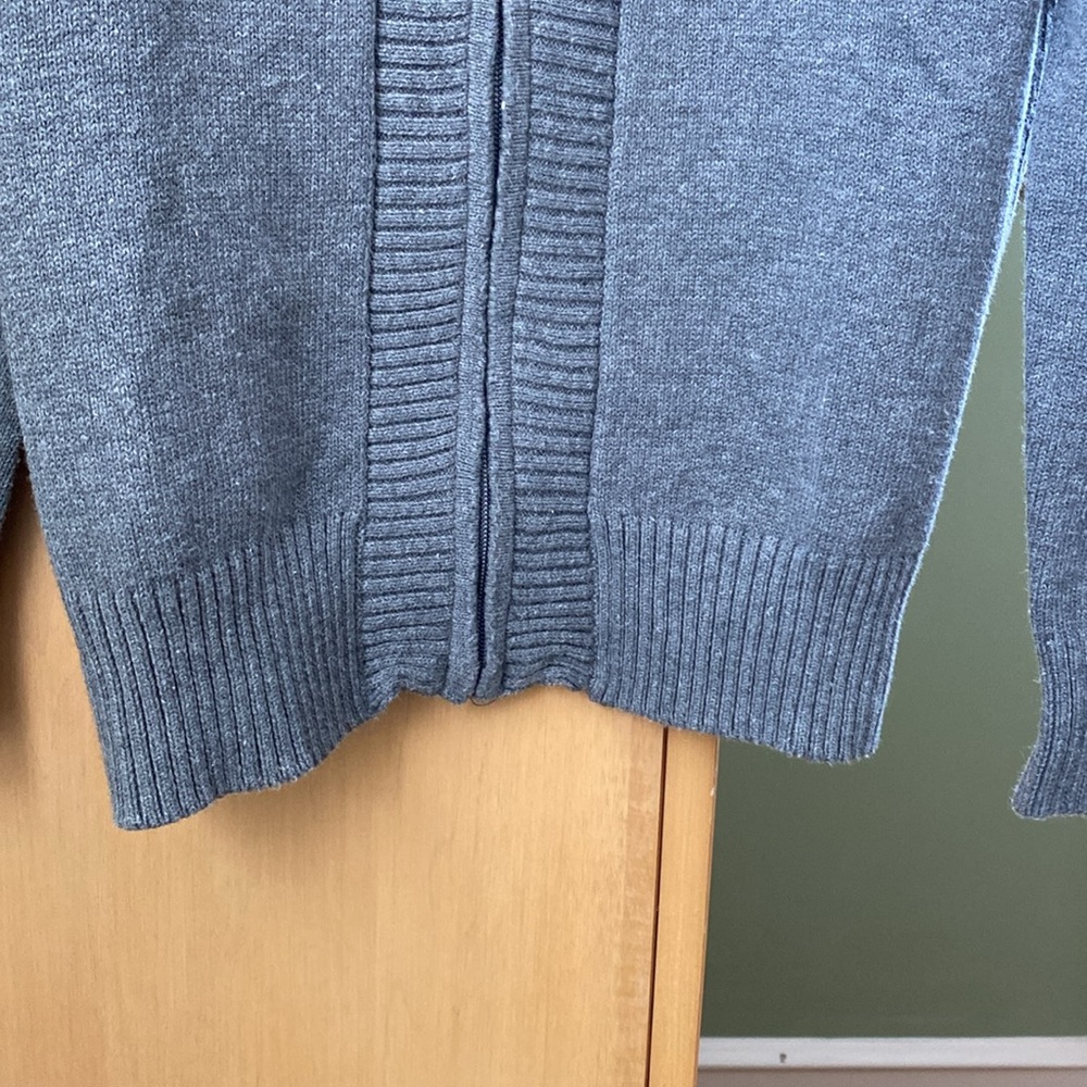 Dress barn grey colored zip up sweater . Size L. Ribbed collar, cuffs and waist - Picture 3 of 10